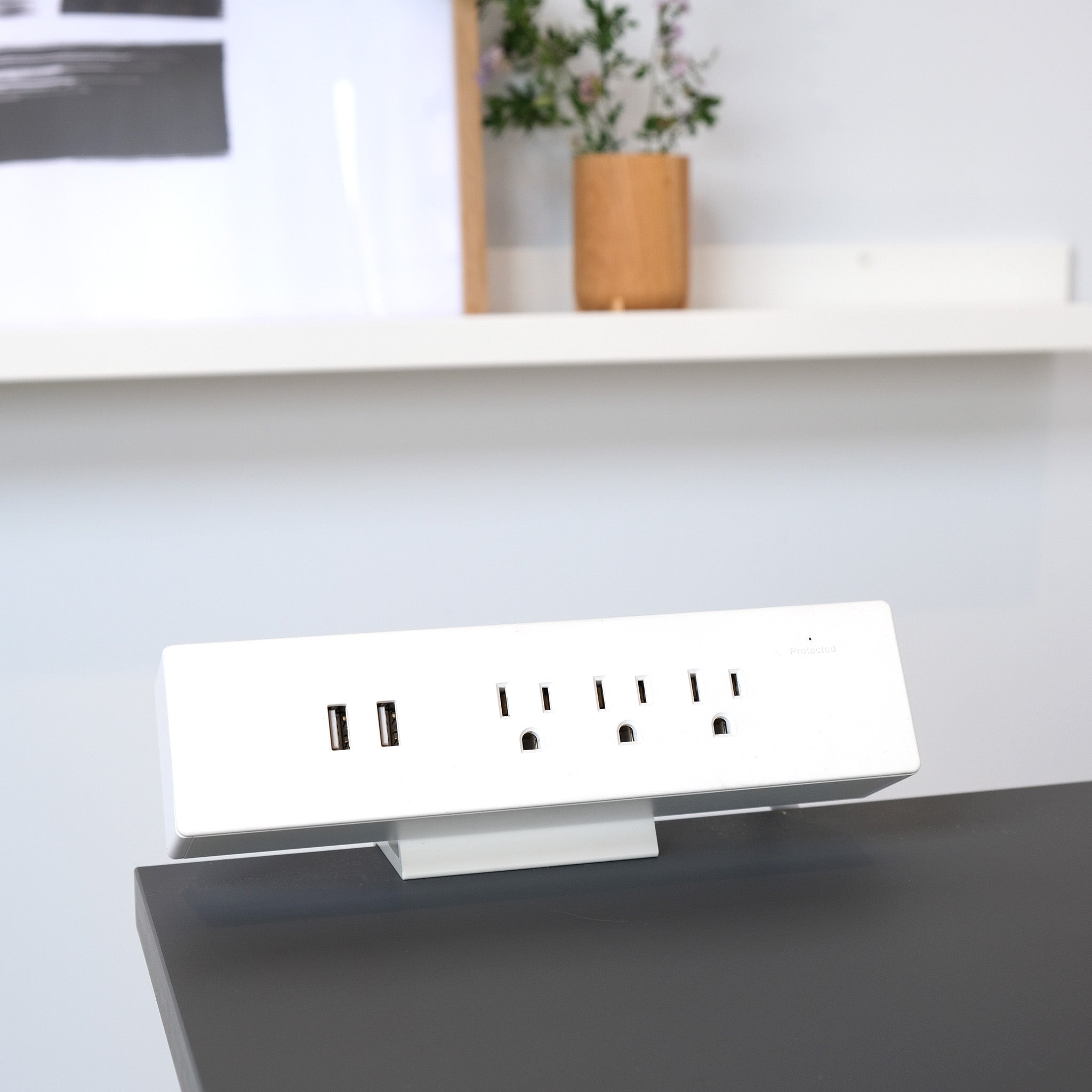 On Desk Power Bar - White/On Desk - Blanche/Sur bureau