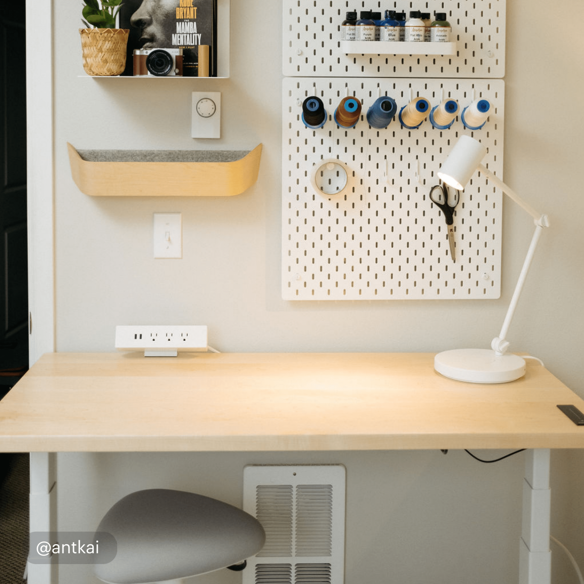 On Desk Power Bar - White-On Desk - Blanche-Sur bureau - first-image