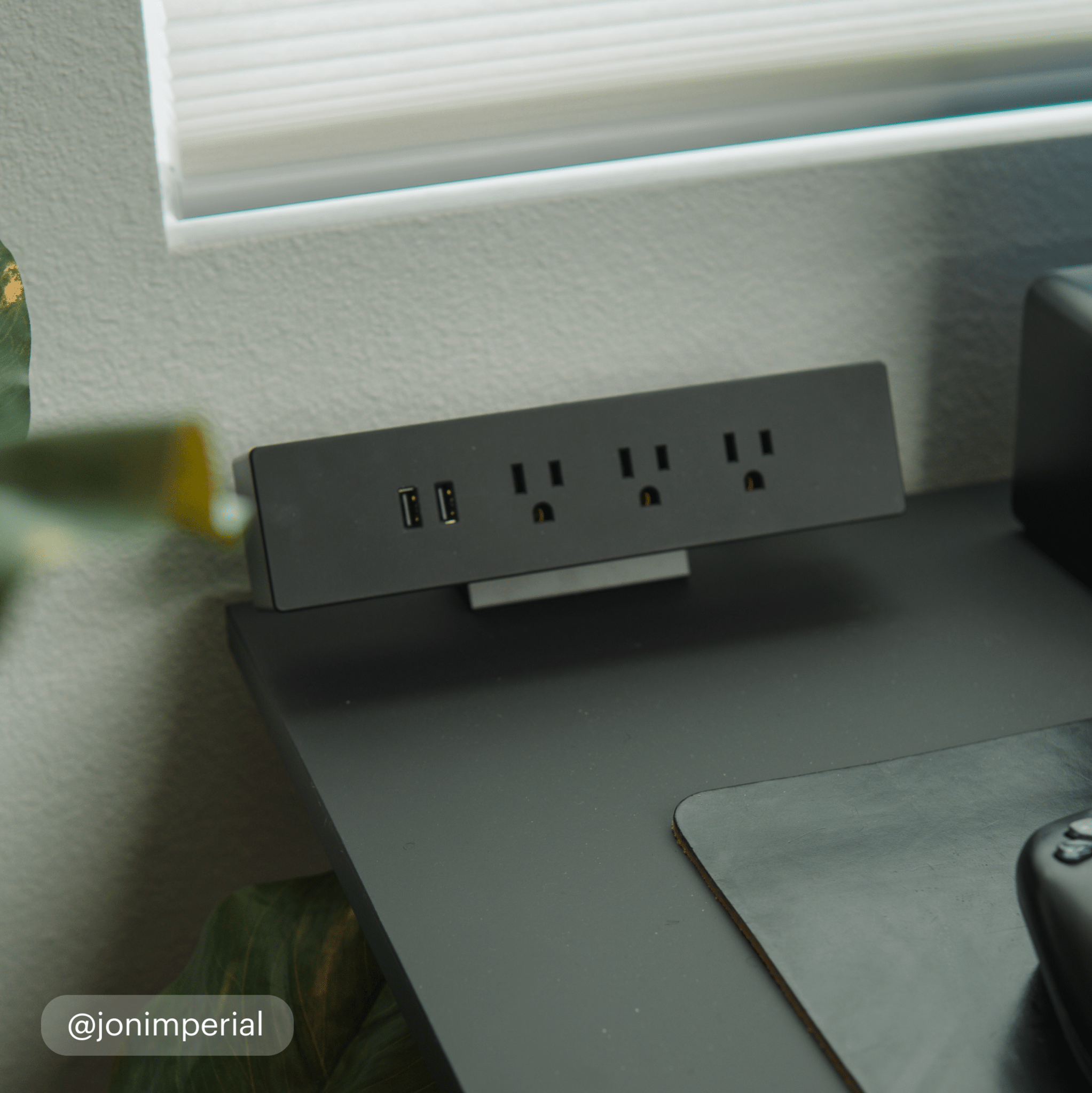 On Desk Power Bar - Black-On Desk - Noire-Sur bureau - first-image