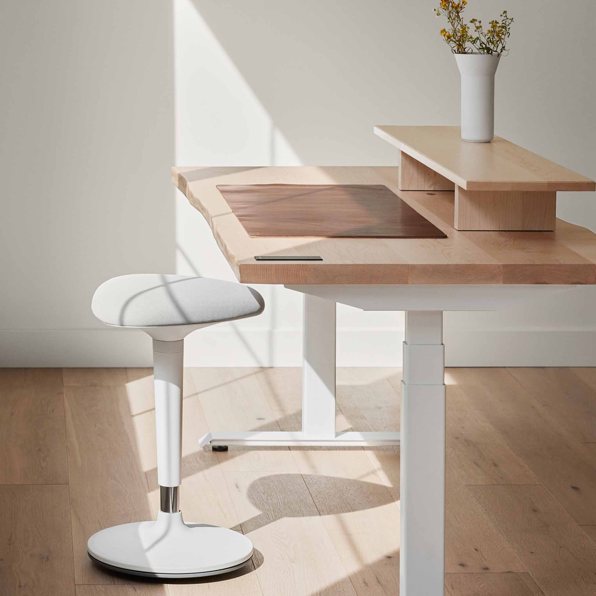 The Tilt Ergonomic Stool - White - Blanc