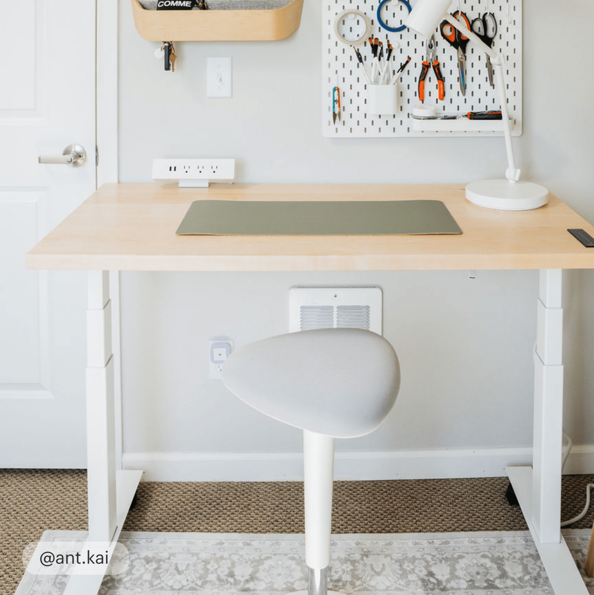 The Tilt Ergonomic Stool - White - Blanc