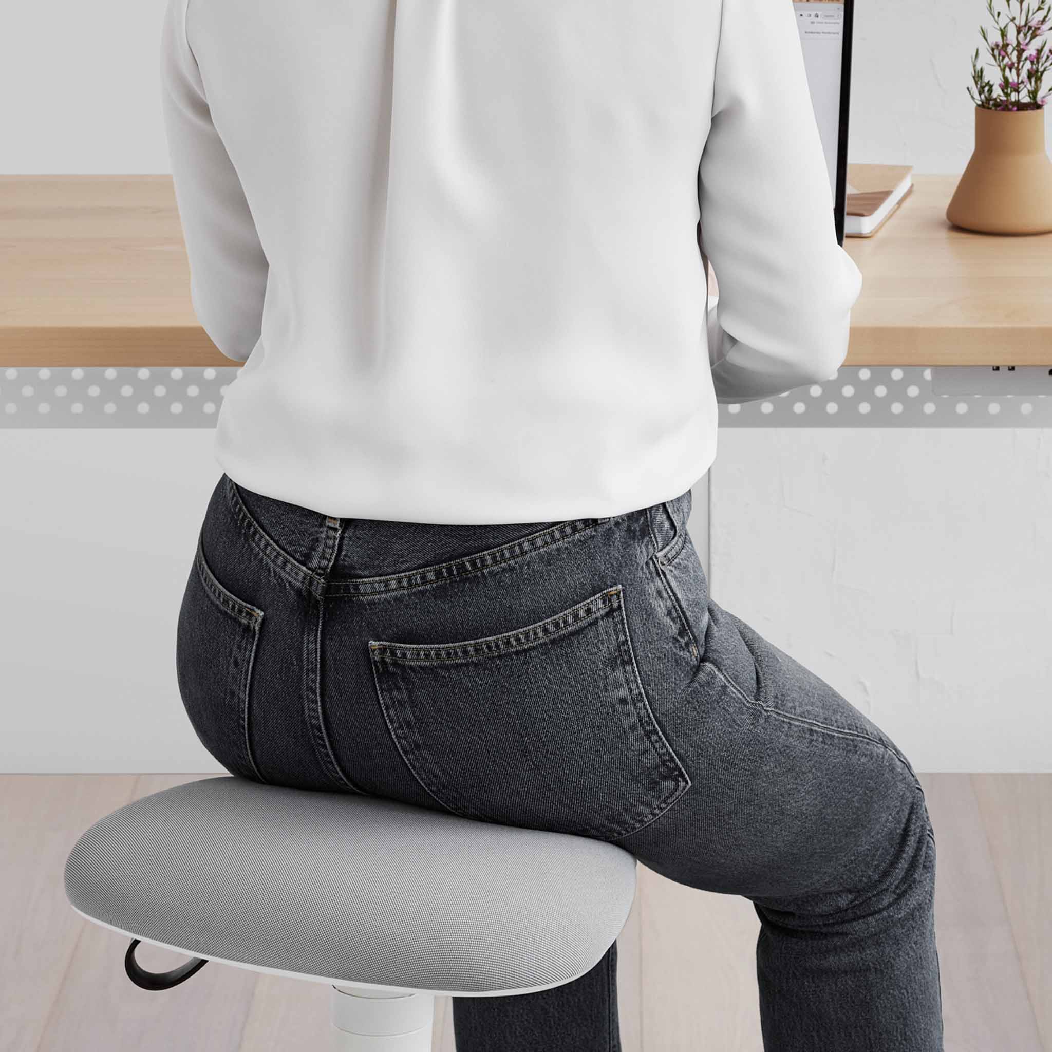 The Tilt Ergonomic Stool - White - Blanc