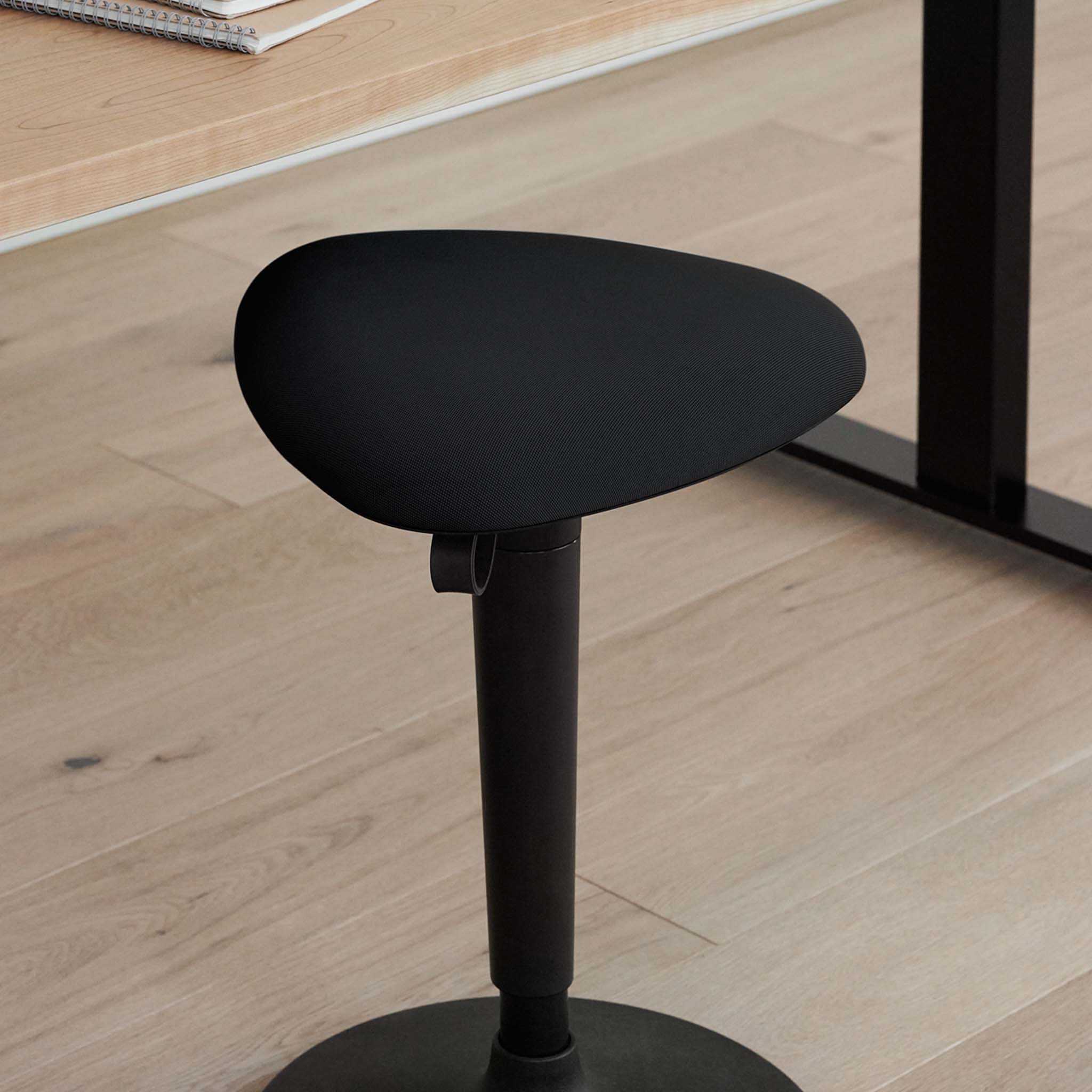 The Tilt Ergonomic Stool - Black - Noir