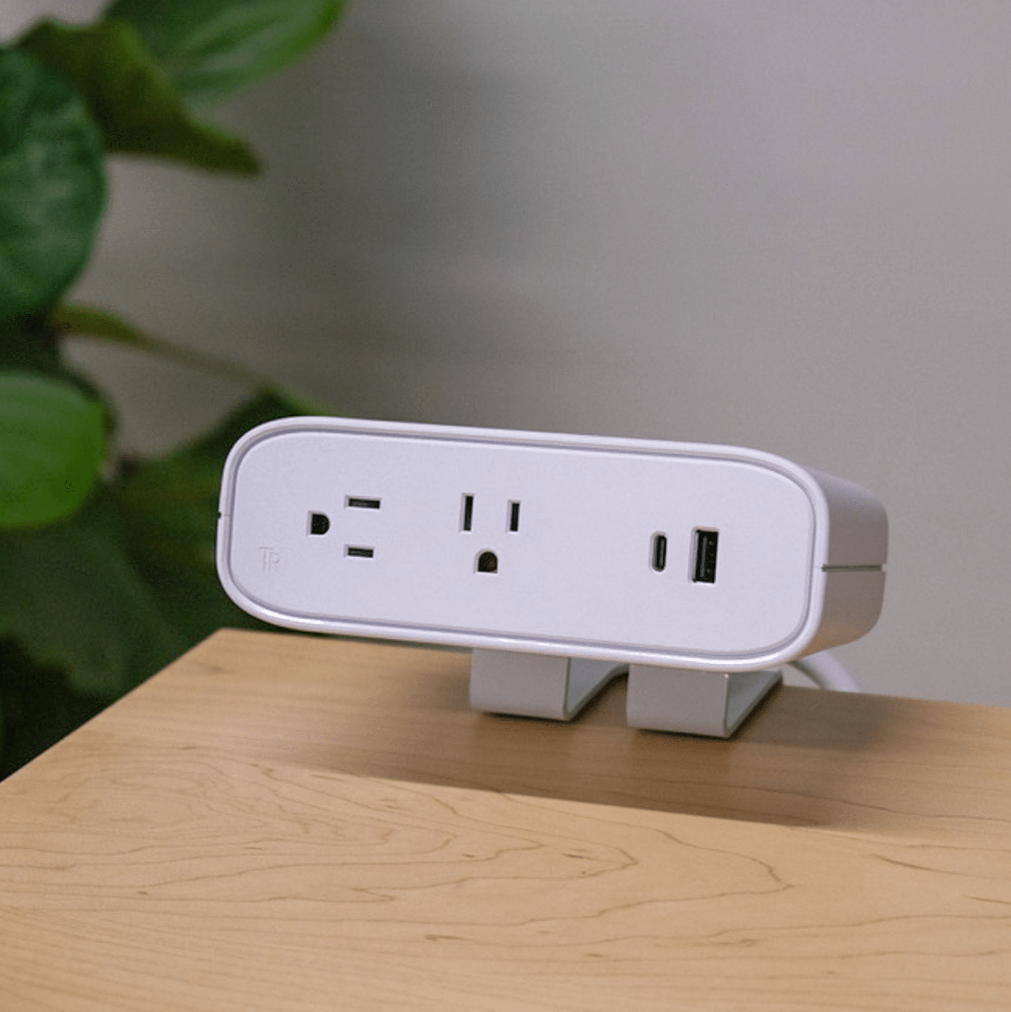 On Desk USB-C Power Strip - White-On_Desk - Blanche-Sur bureau - first-image