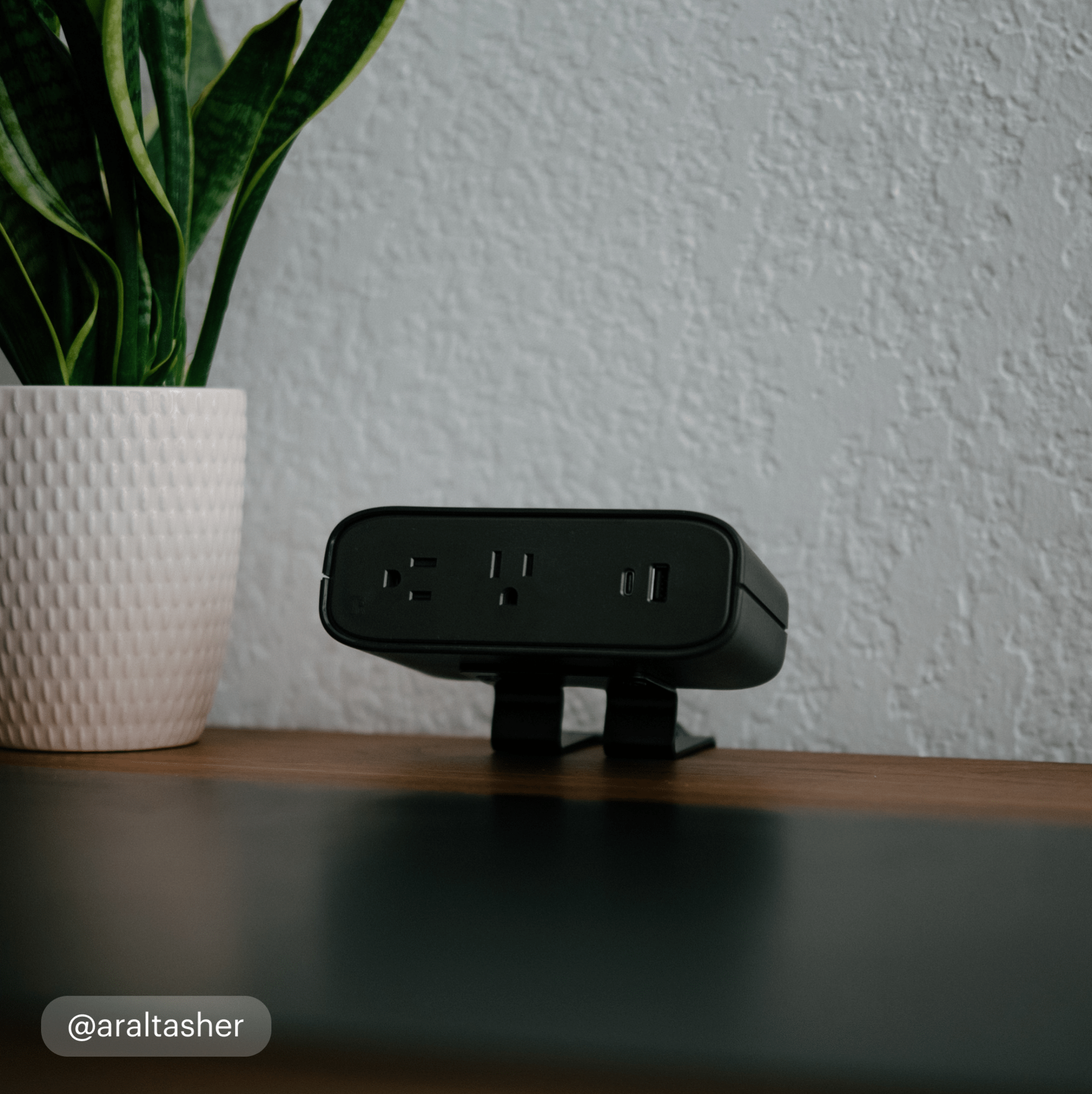On Desk USB-C Power Strip - Black-On_Desk - Noire-Sur_bureau - first-image