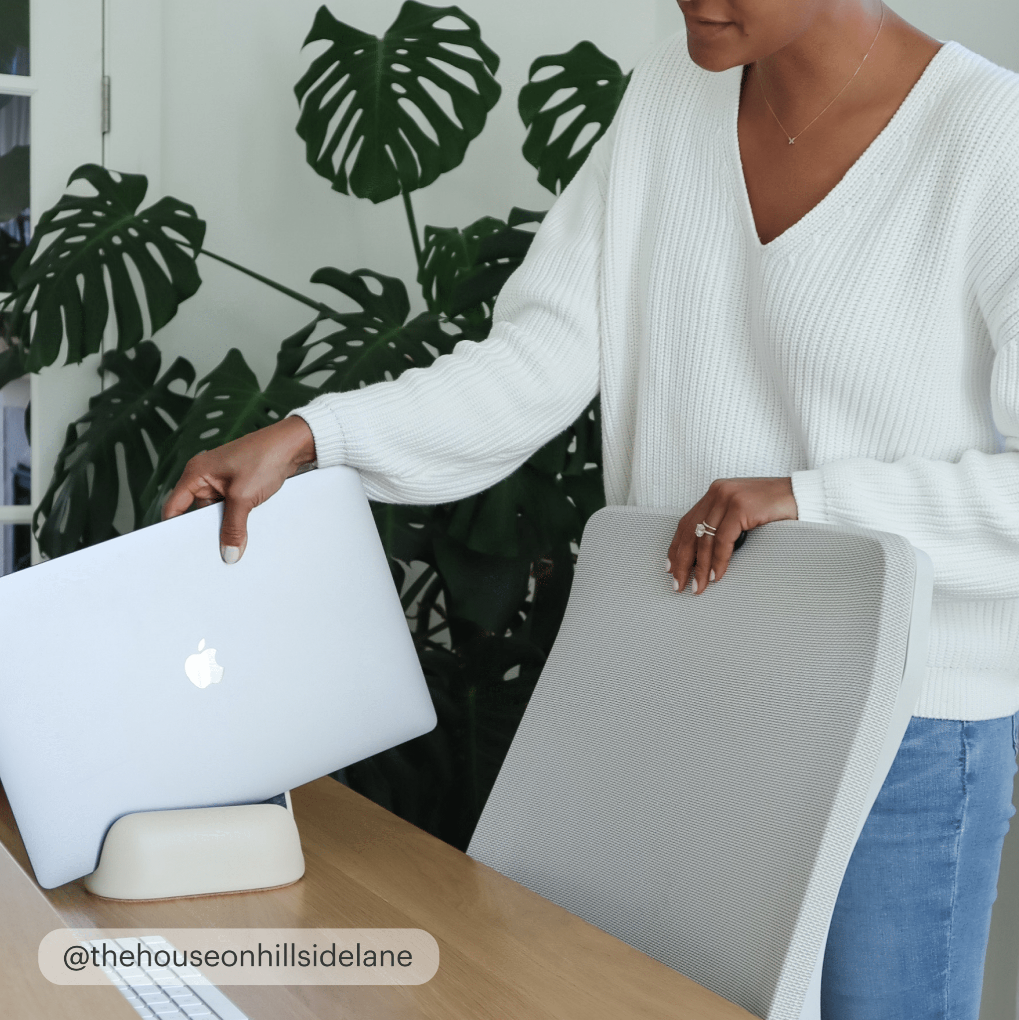 Vertical Laptop Dock - Sand - Sable