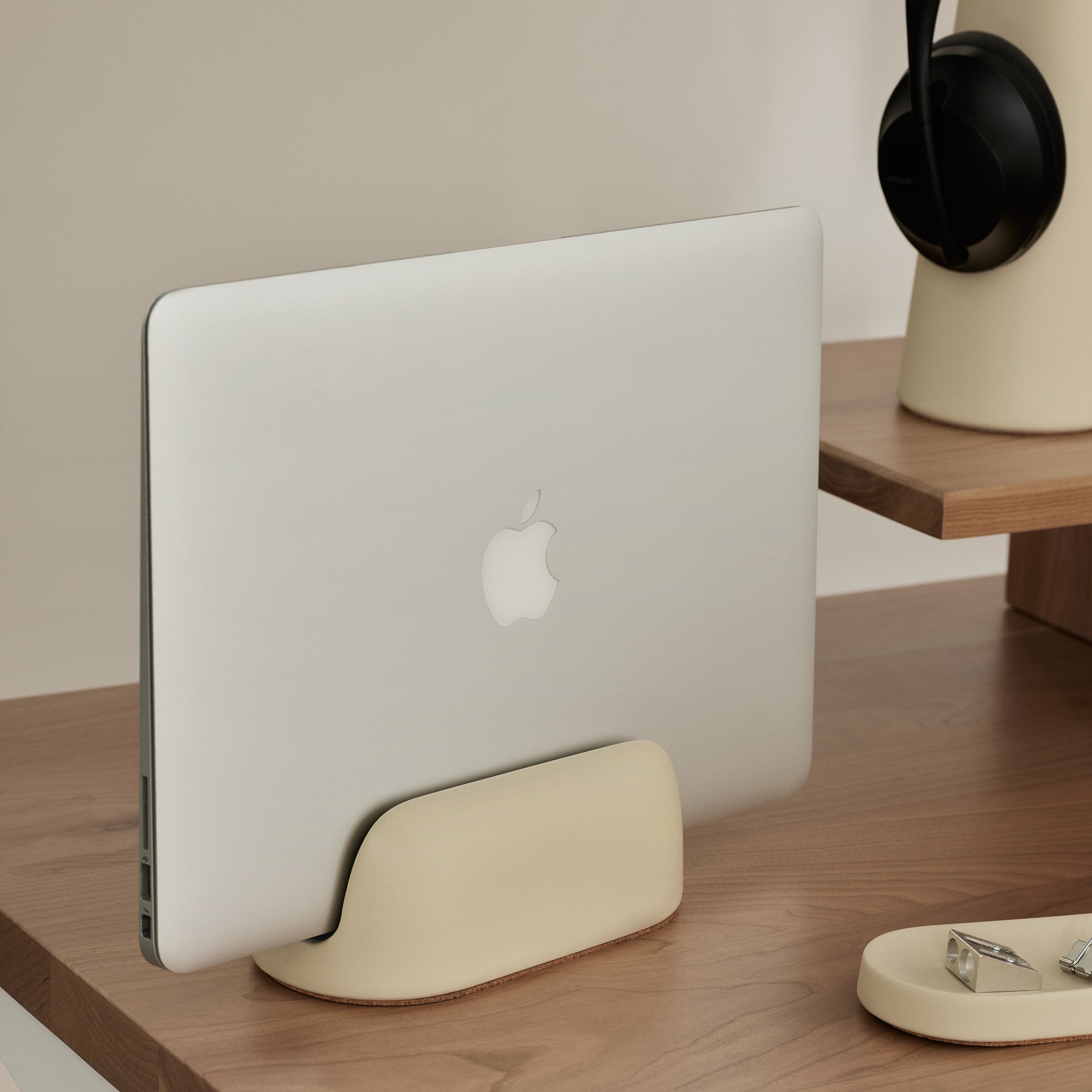 Vertical Laptop Dock - Sand - Sable